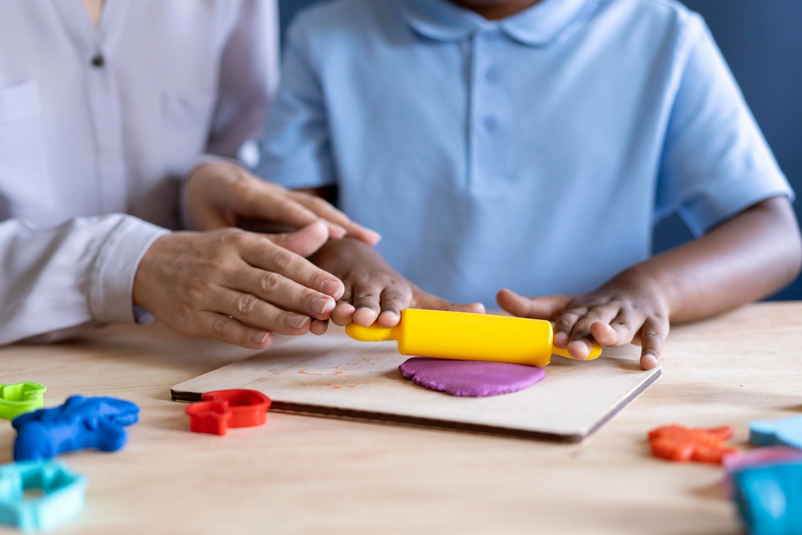 boy-doing-occupational-therapy-session-with-psychologist (1)